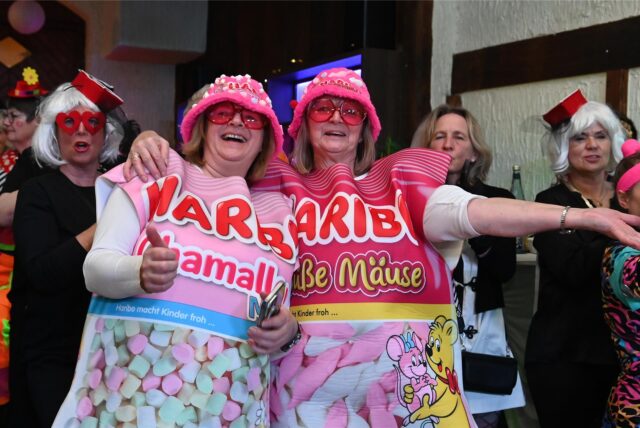 Zwei verkleidete Frauen