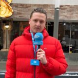 Unser Reporter Tim Hübbertz steht vor einem Cafe in Dortmund und berichtet über einen Einbruch.