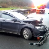Demolierter Mercedes steht quer auf dem linken Fahrstreifen der Autobahn.