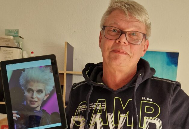 Frank G. aus Dortmund hält ein Tablet mit einem Foto von FDP-Politikerin Marie-Agnes Strack-Zimmermann in einem Karnevalskostüm.