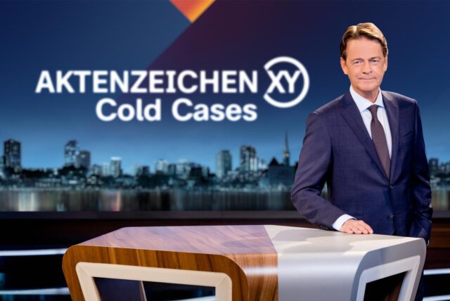 Moderator Rudi Cerne im Studio von „Aktenzeichen XY… Cold Cases“.