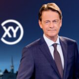 Moderator Rudi Cerne im Studio von „Aktenzeichen XY… Cold Cases“.