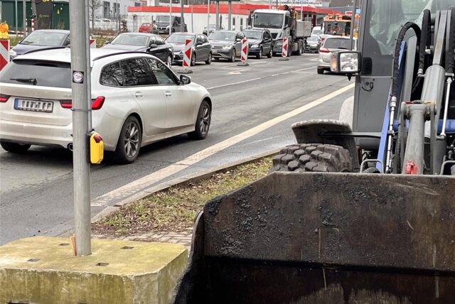 Wegen einer Baustelle am Resser Weg in Herten bilden sich lange Staus zwischen LWL-Klinik und dem Hertener Rathaus.