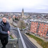 Dr. Michael Jentsch, Leiter des Hittorf-Gymnasiums an der Kemnastraße in Recklinghausen, steht auf dem Dach seiner Schule. (Archivbild 2019)