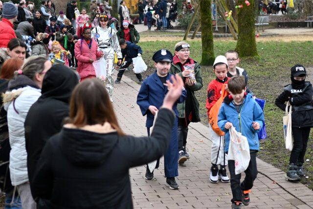 Kinder und Erwachsene beim Krachmacherumzug der Grünen Schule