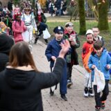 Kinder und Erwachsene beim Krachmacherumzug der Grünen Schule