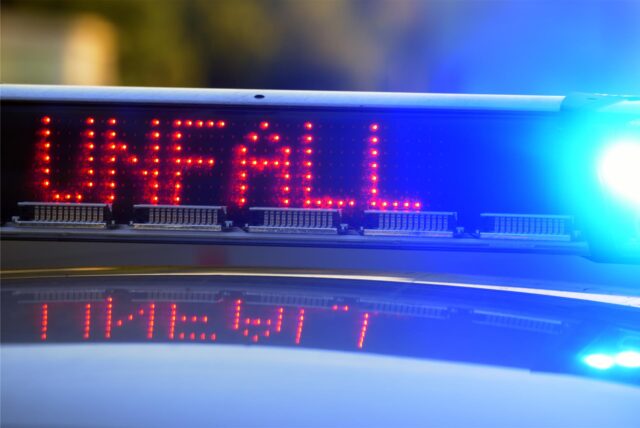 Auf einem Polizeifahrzeug warnt eine Leuchtschrift vor einer Unfallstelle. (Symbolbild)