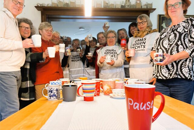 Die Omas und Opas gegen rechts aus Recklinghausen und Umgebung wollen Friedrich Merz anschaulich zeigen, dass sie noch alle Tassen im Schrank haben.