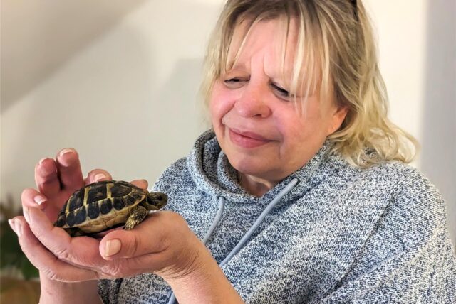 Barbara Klobusch hält eine kleine Schildkröte auf ihrer Hand.