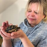 Barbara Klobusch hält eine kleine Schildkröte auf ihrer Hand.