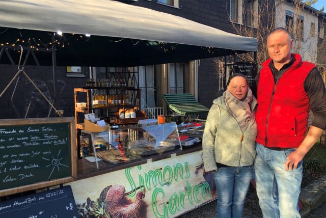 Simon Hauswirth und Yvonne Mattern an ihrem Verkaufsstand an der Leveringhauser Straße in Castrop-Rauxel.