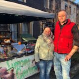 Simon Hauswirth und Yvonne Mattern an ihrem Verkaufsstand an der Leveringhauser Straße in Castrop-Rauxel.