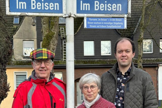 Gerd und Brigitte Kluth sowie Matthias Pothmann von der Marler Bürgerstiftung enthüllen ein Legendenschild.