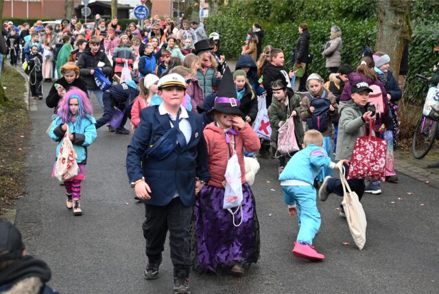 Verkleidete Kinder beim Krachmacherumzug in Wulfen