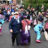 Verkleidete Kinder beim Krachmacherumzug in Wulfen