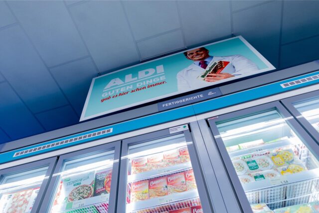 Tiefkühl-Theke in einer Aldi-Filiale. Hinter Glastür sind TK-Fertiggerichte.