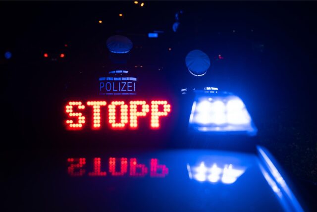 Ein Blaulicht mit der Aufschrift „Stopp“