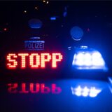 Ein Blaulicht mit der Aufschrift „Stopp“