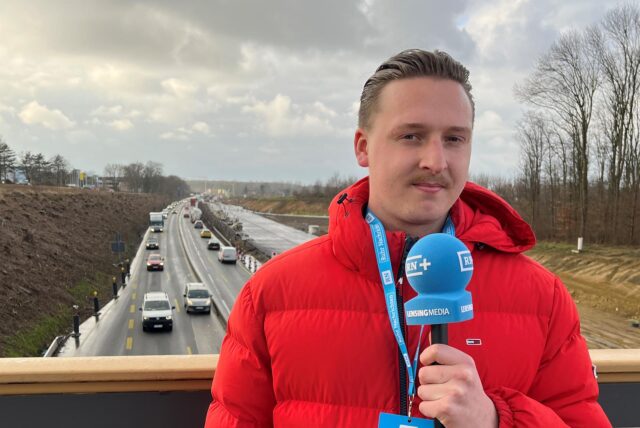 Ruhr-Nachrichten-Reporter Tim Hübbertz steht auf einer Brücke über der B1 in Dortmund.