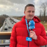 Ruhr-Nachrichten-Reporter Tim Hübbertz steht auf einer Brücke über der B1 in Dortmund.