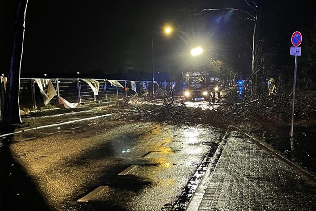 Die Feuerwehr rückte zu verschiedenen Stellen wie hier in Ickern aus, zersägte die Bäume und machte die Straßen wieder passierbar.