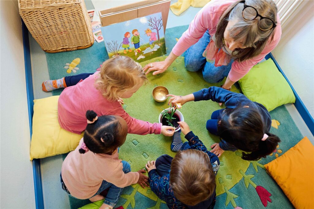 Spielende Kinder in einer Kindertagesstätte.