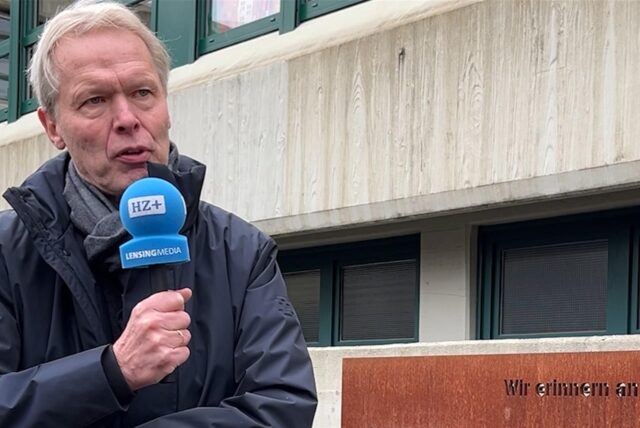Schulleiter Ulrich Wessel steht vor der Gedenktafel des Flugzeugkatastrophe, bei der 14 Schülerinnen und zwei Schüler sowie zwei Lehrerinnen des Halterner Gymnasiums ums Leben kamen.