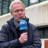 Schulleiter Ulrich Wessel steht vor der Gedenktafel des Flugzeugkatastrophe, bei der 14 Schülerinnen und zwei Schüler sowie zwei Lehrerinnen des Halterner Gymnasiums ums Leben kamen.