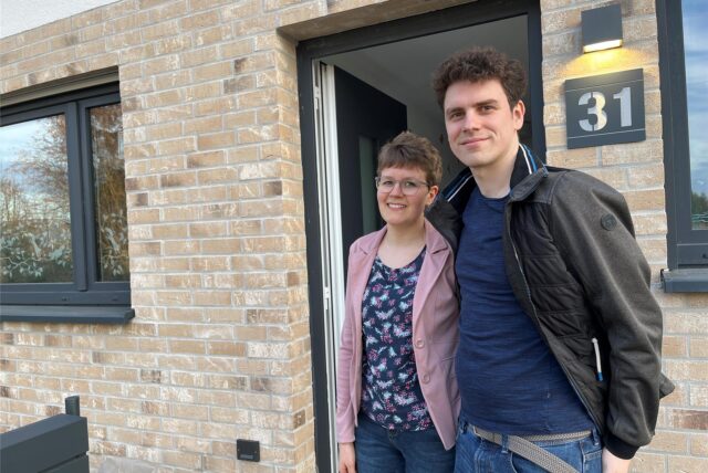 Jana und Sebastian Bange stehen vor ihrem Haus in den Mariengärten in Castrop-Rauxel.