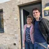 Jana und Sebastian Bange stehen vor ihrem Haus in den Mariengärten in Castrop-Rauxel.