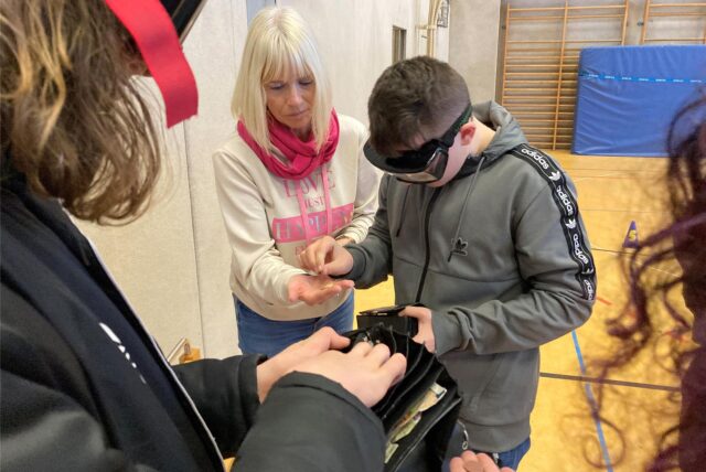 Ein Schüler der Hertener Achtenbeckschule in Herten trägt eine Brille, die Alkoholeinfluss simuliert.