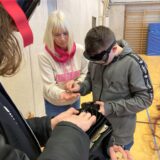 Ein Schüler der Hertener Achtenbeckschule in Herten trägt eine Brille, die Alkoholeinfluss simuliert.