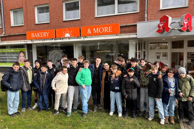 Schülerinnen und Schüler nehmen Abschied von Aysun Sonay Gürler (Mitte), die ihre Bäckerei an der Kemnastraße in Recklinghausen aufgibt, weil aufgrund der neuen Hausordnung des Hittorf-Gymnasiums gegenüber die Klassen 8 bis 10 den Schulhof nicht mehr verlassen dürfen.