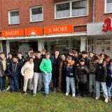 Schülerinnen und Schüler nehmen Abschied von Aysun Sonay Gürler (Mitte), die ihre Bäckerei an der Kemnastraße in Recklinghausen aufgibt, weil aufgrund der neuen Hausordnung des Hittorf-Gymnasiums gegenüber die Klassen 8 bis 10 den Schulhof nicht mehr verlassen dürfen.