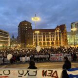 Blick auf die Demo-Menge auf dem Friedensplatz