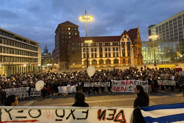 Blick auf die Demo-Menge auf dem Friedensplatz