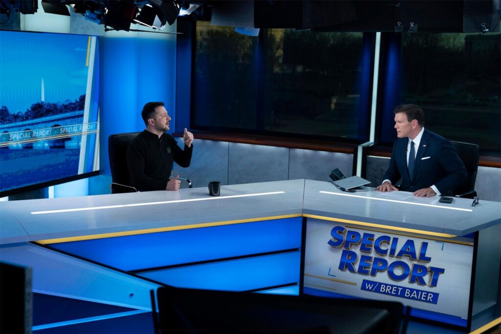 Wolodymyr Selenskyj (l), Präsident der Ukraine, spricht während eines Interviews mit Bret Baier während einer Aufzeichnung von FOX News Channel's Special Report with Bret Baier in Washington. Wolodymyr Selenskyj (l), Präsident der Ukraine, spricht während eines Interviews mit Bret Baier während einer Aufzeichnung von FOX News Channel's Special Report with Bret Baier in Washington.