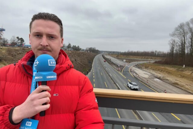Unser Reporter Tim Hübbertz steht auf einer Brücke und berichtet über die gesperrte B1 in Dortmund.