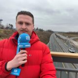 Unser Reporter Tim Hübbertz steht auf einer Brücke und berichtet über die gesperrte B1 in Dortmund.