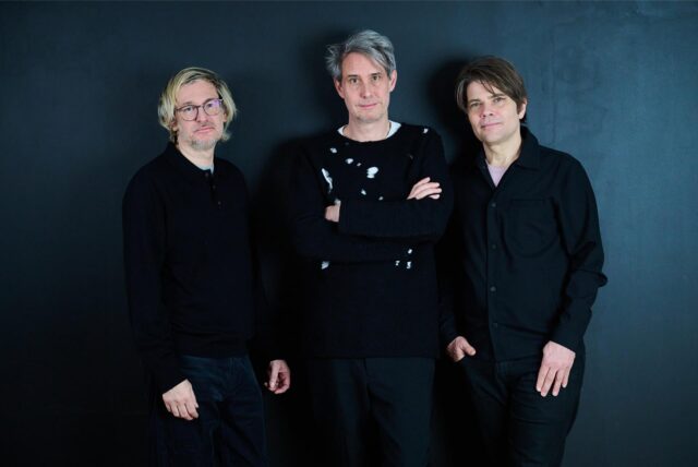 Das Tocotronic-Trio, bestehend aus Arne Zank (l-r), Dirk von Lowtzow und Jan Müller, steht in einem Studio in Kreuzberg. Das neue Album der Band ·Golden Years· erscheint am 14. Februar.
