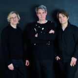 Das Tocotronic-Trio, bestehend aus Arne Zank (l-r), Dirk von Lowtzow und Jan Müller, steht in einem Studio in Kreuzberg. Das neue Album der Band ·Golden Years· erscheint am 14. Februar.