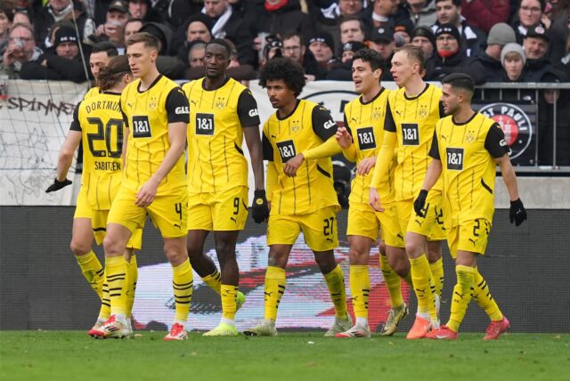 Die BVB-Spieler jubeln.
