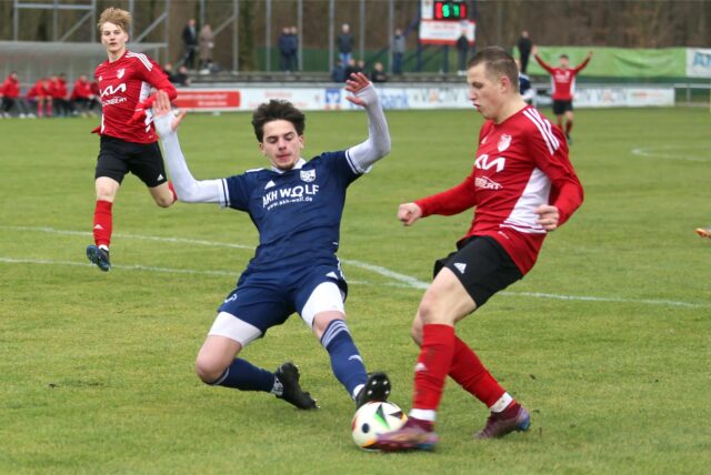 Mulhem Assalama (l.) im Zweikampf im Pokalspiel beim VfL Ramsdorf