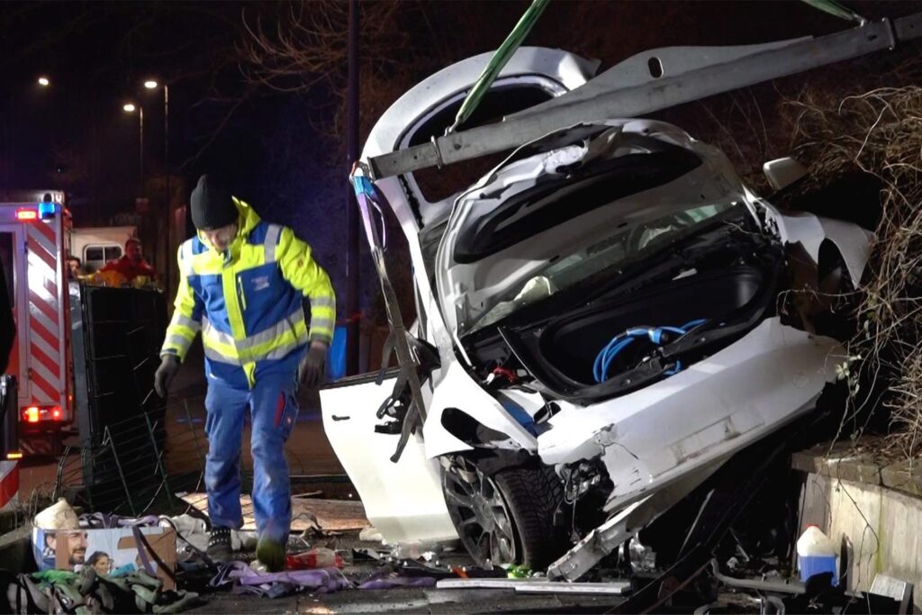 Eindrücke von der Unfallstelle an das Fassstraße in Dortmund: Der stark demolierte Tesla blieb in der Böschung liegen, wurde per Kran geborgen. An der Unfallstelle liegen viele Trümmerteile.