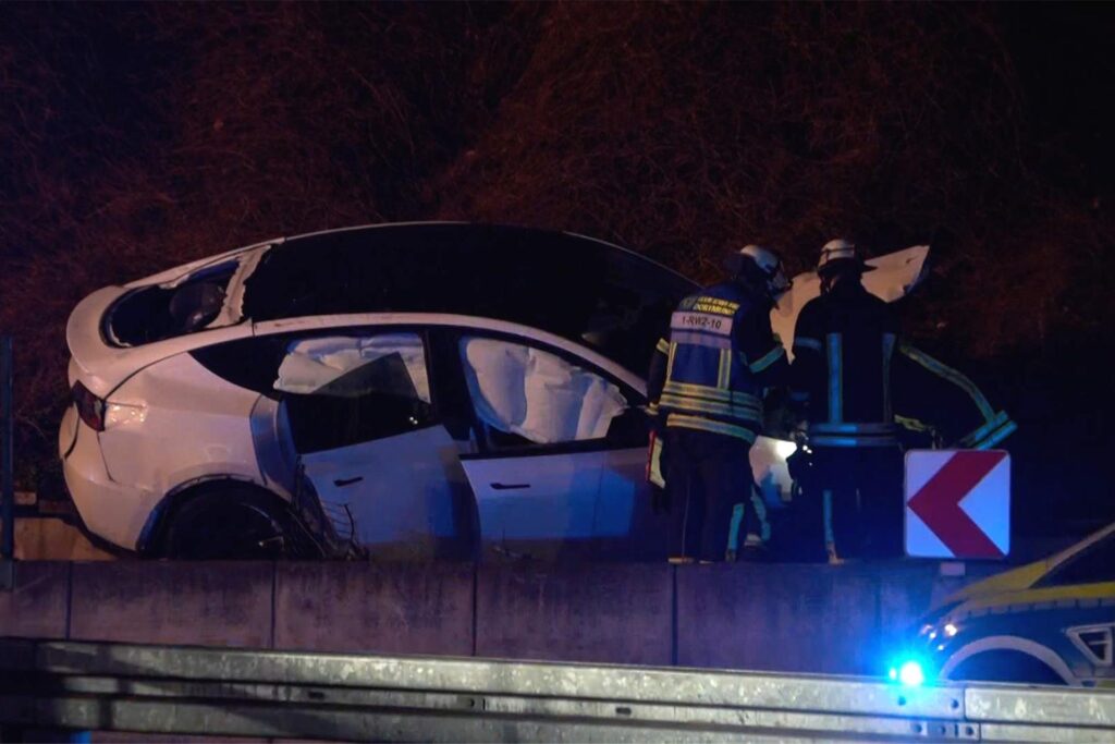 Eindrücke von der Unfallstelle an das Fassstraße in Dortmund: Der stark demolierte Tesla blieb in der Böschung liegen, wurde per Kran geborgen. An der Unfallstelle liegen viele Trümmerteile.