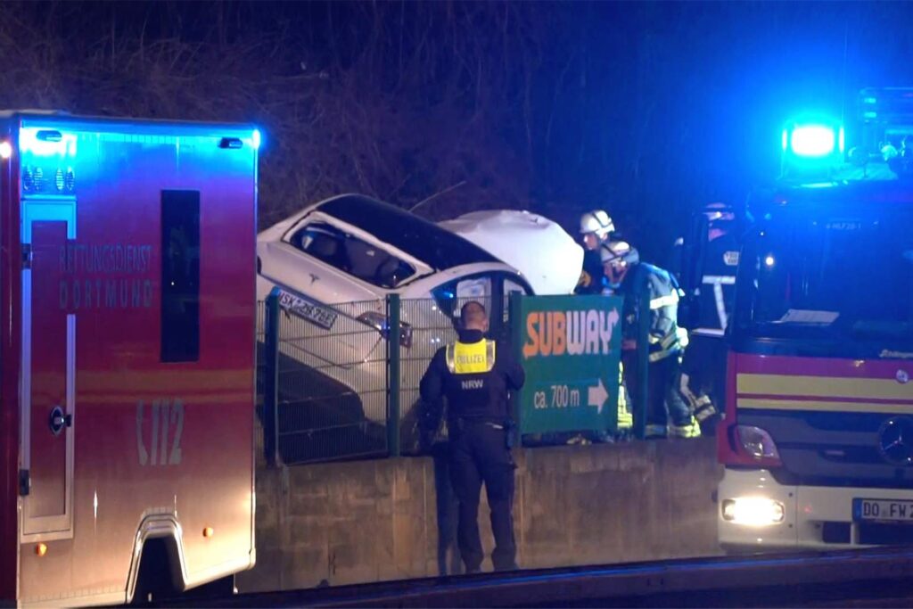 Eindrücke von der Unfallstelle an das Fassstraße in Dortmund: Der stark demolierte Tesla blieb in der Böschung liegen, wurde per Kran geborgen. An der Unfallstelle liegen viele Trümmerteile.