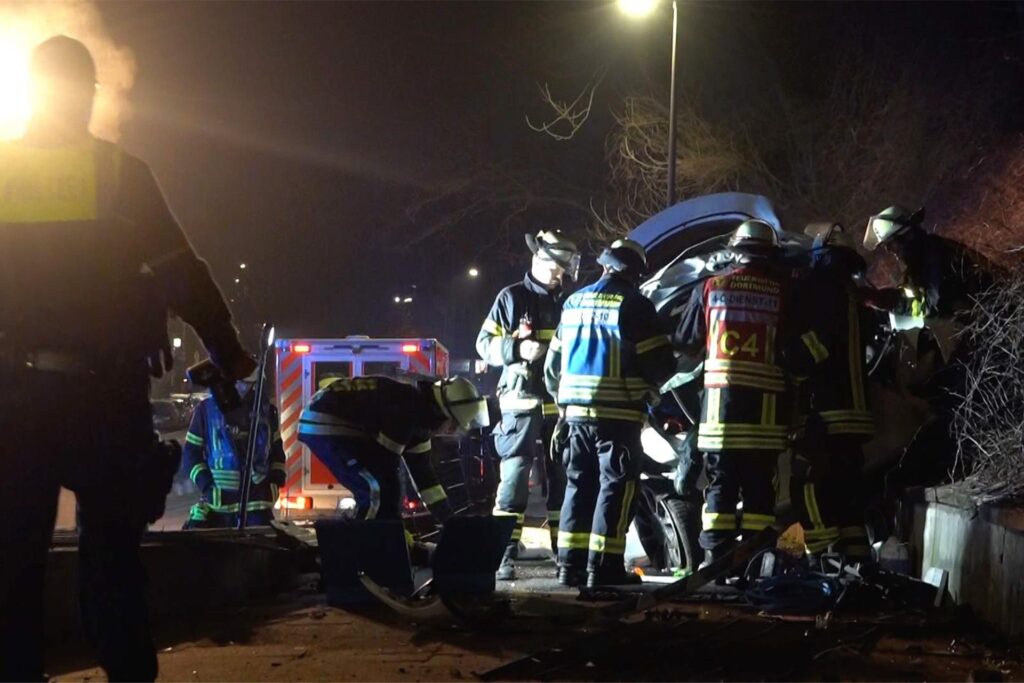 Eindrücke von der Unfallstelle an das Fassstraße in Dortmund: Der stark demolierte Tesla blieb in der Böschung liegen, wurde per Kran geborgen. An der Unfallstelle liegen viele Trümmerteile.