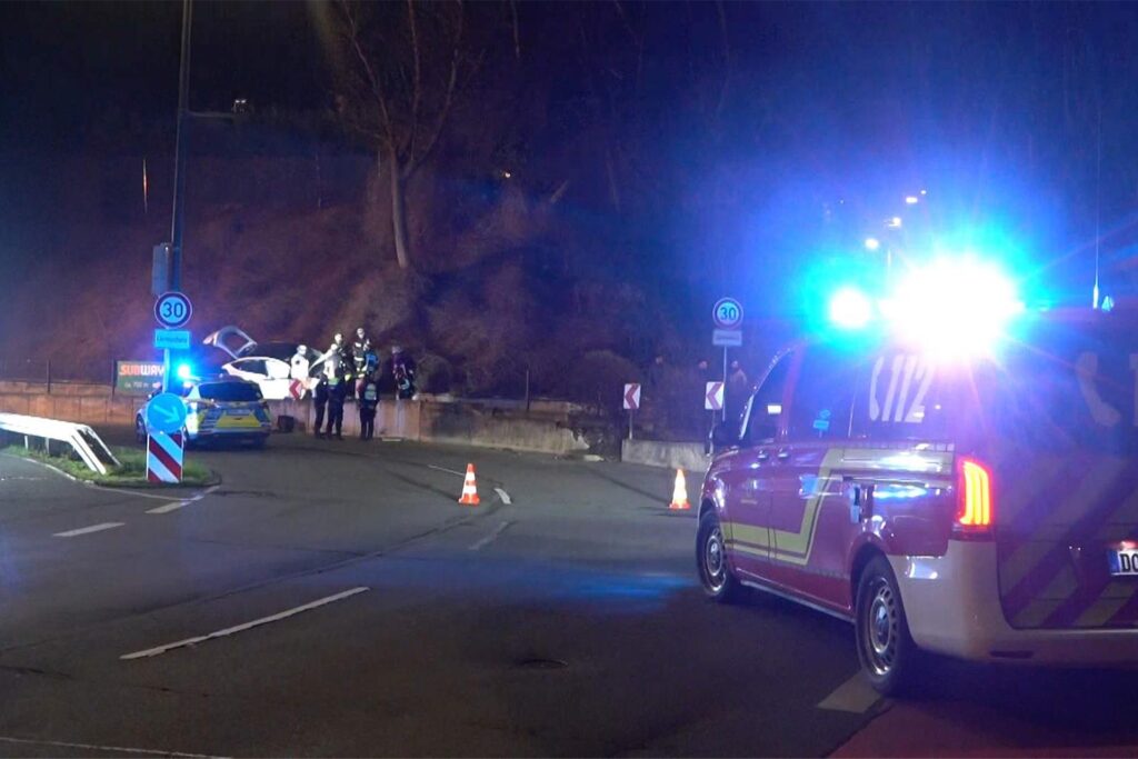 Eindrücke von der Unfallstelle an das Fassstraße in Dortmund: Der stark demolierte Tesla blieb in der Böschung liegen, wurde per Kran geborgen. An der Unfallstelle liegen viele Trümmerteile.
