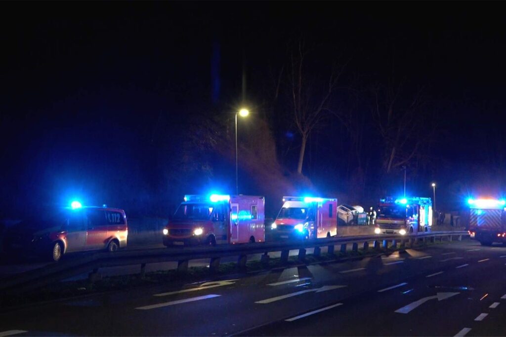 Eindrücke von der Unfallstelle an das Fassstraße in Dortmund: Der stark demolierte Tesla blieb in der Böschung liegen, wurde per Kran geborgen. An der Unfallstelle liegen viele Trümmerteile.