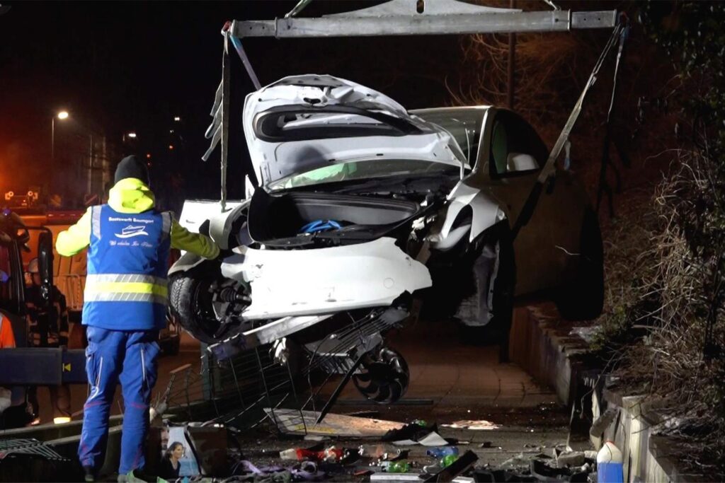 Eindrücke von der Unfallstelle an das Fassstraße in Dortmund: Der stark demolierte Tesla blieb in der Böschung liegen, wurde per Kran geborgen. An der Unfallstelle liegen viele Trümmerteile.